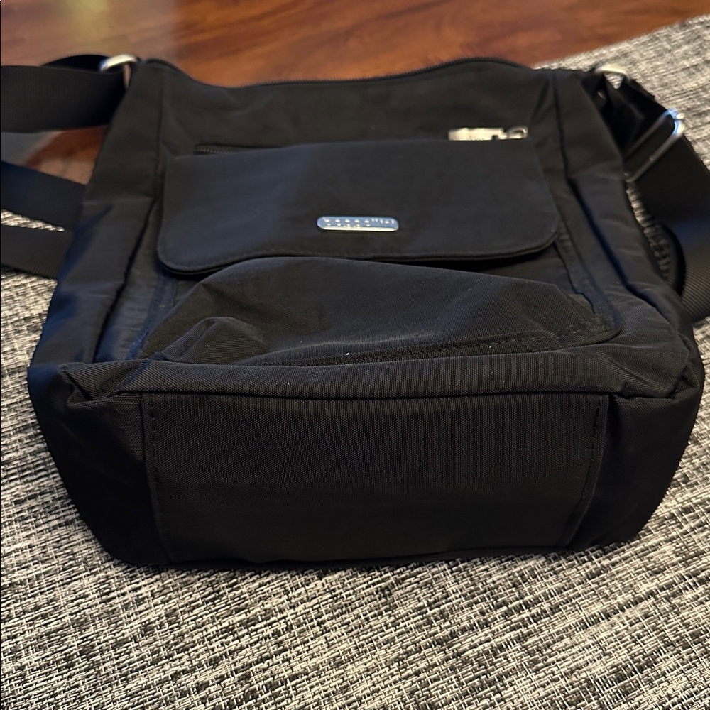 Baggallini Black Crossbody Bag - Picture 4 of 8